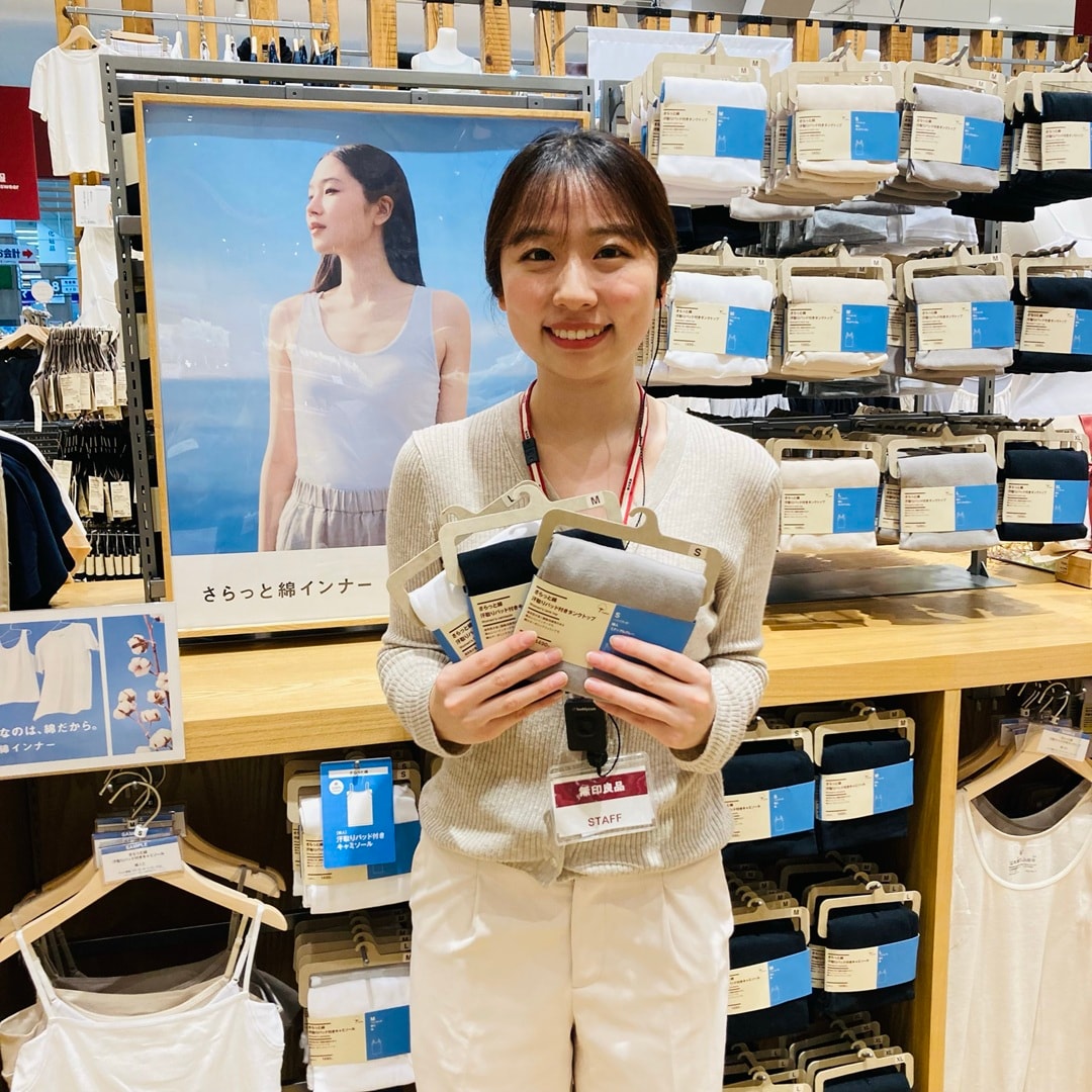 さらっと綿を持ったスタッフ