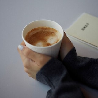 【ツルヤ安曇野穂高】アイスも楽しめるコーヒースタンドより 寒い冬の日におすすめの「ホットカフェラテ」