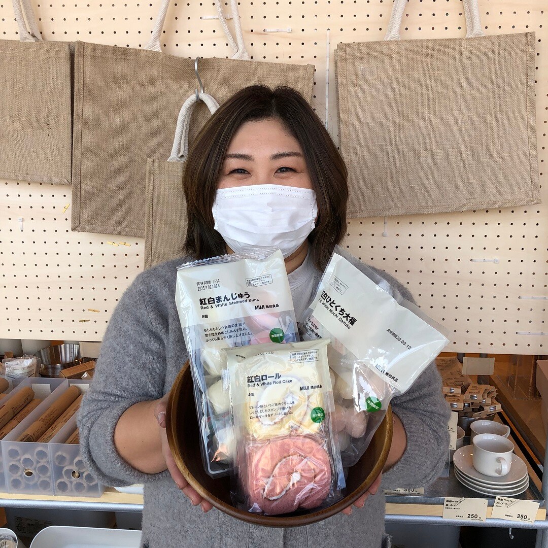新商品とスタッフの写真