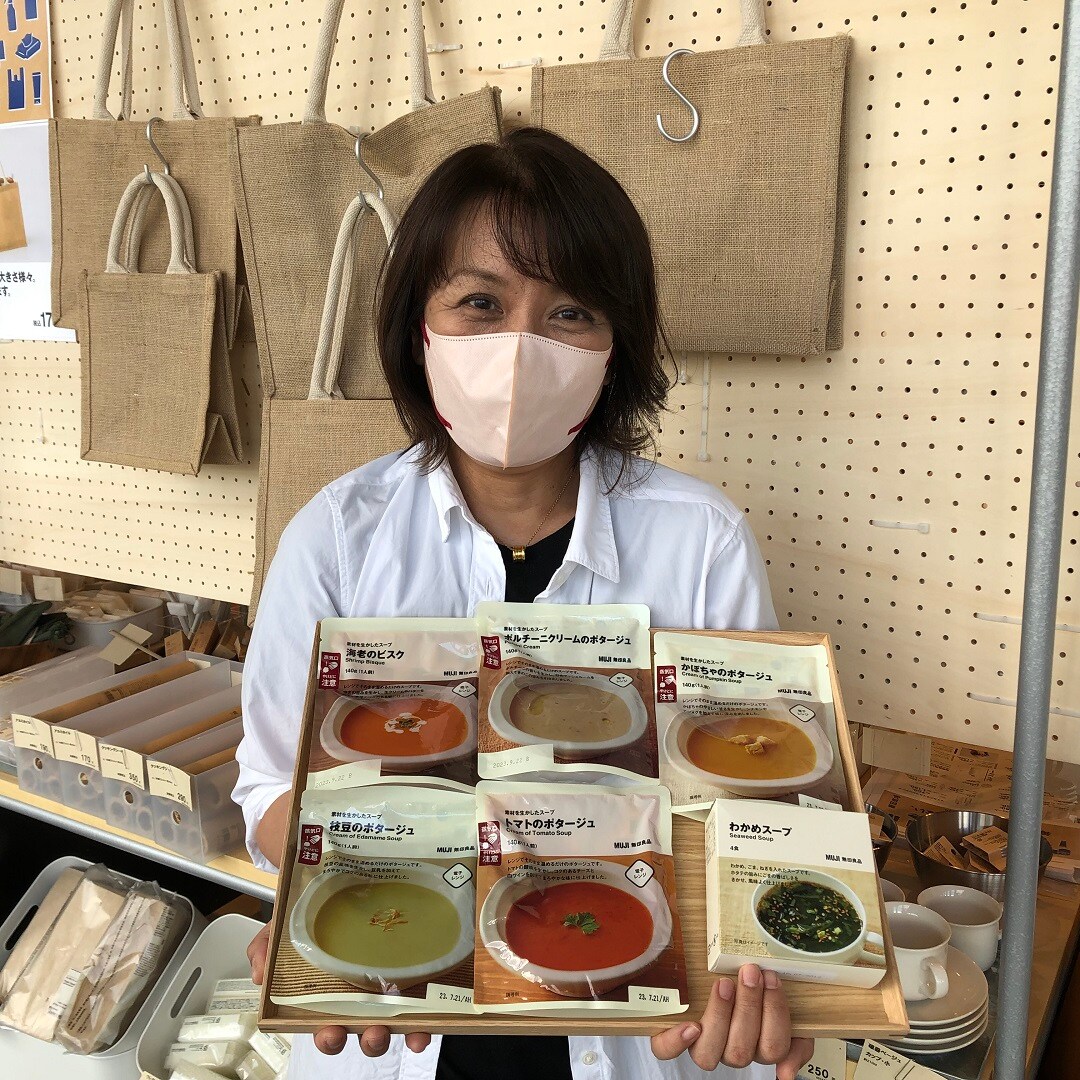 新商品とスタッフの写真