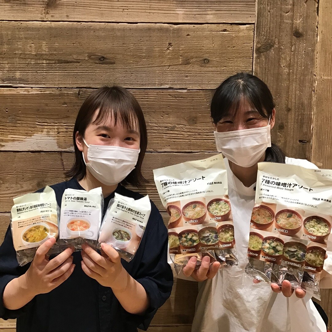 食べるスープとスタッフの写真