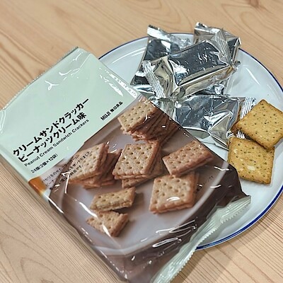 【いとく男鹿SC】サクッと、甘じょっぱい新商品「クリームサンドクラッカーピーナッツクリーム味」