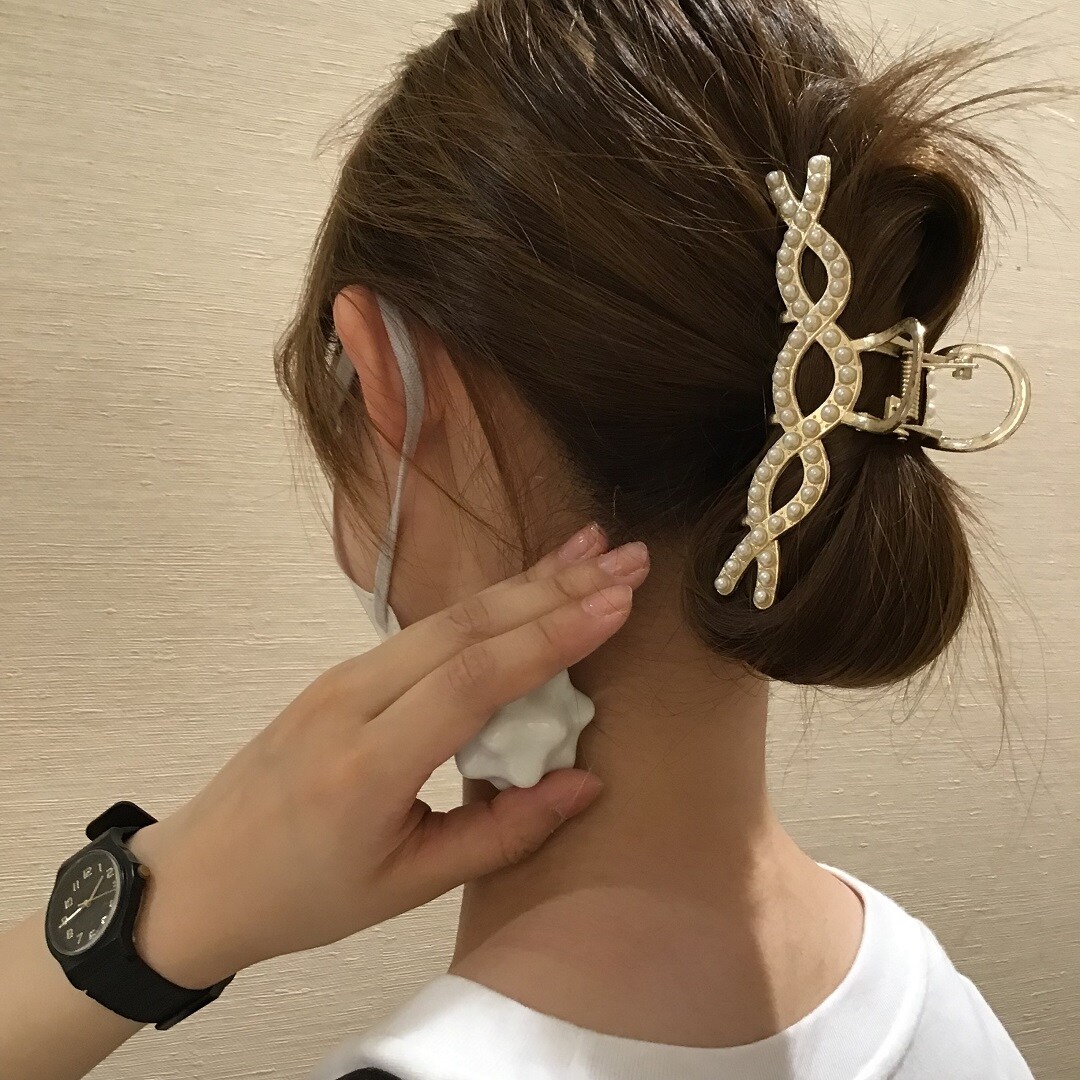 ツボ押しを首に当てている写真