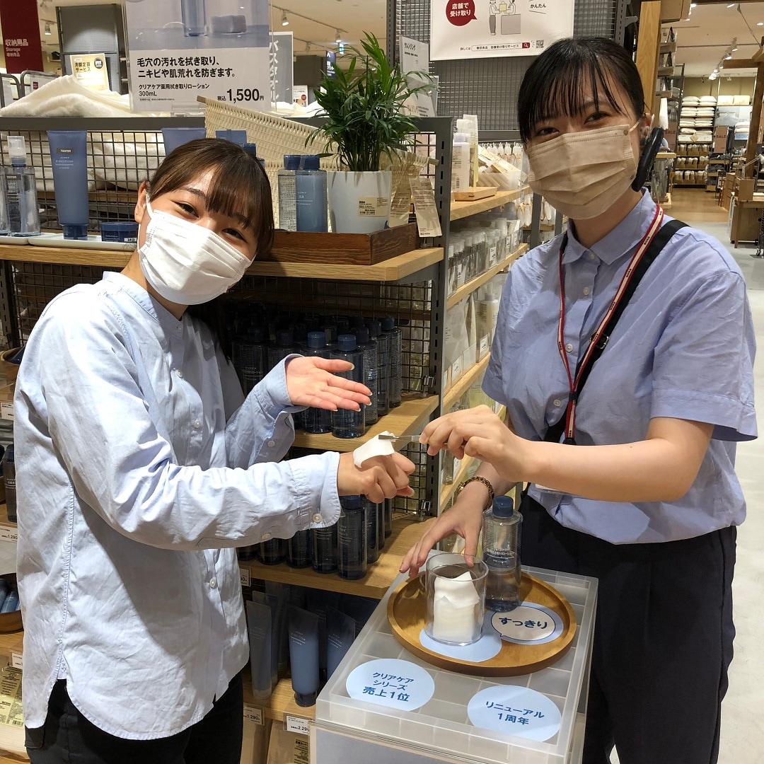 クリアケア薬用拭き取りローションを試している様子