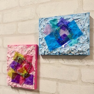 【神戸阪急】2/8(日)-キッズアートクリエイター®︎によるワークショップ-”ふわふわ“から”ガラス“まで異素材がたっぷり【『しかく』であそぶキャンバスArt 】