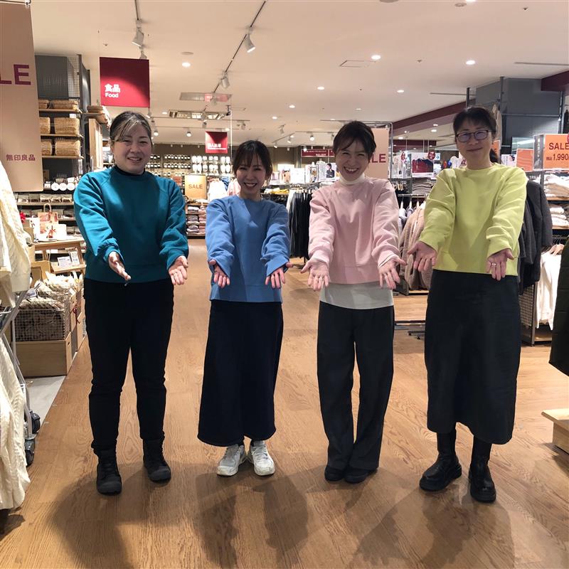 女性４人がスウェットシャツを着用している写真