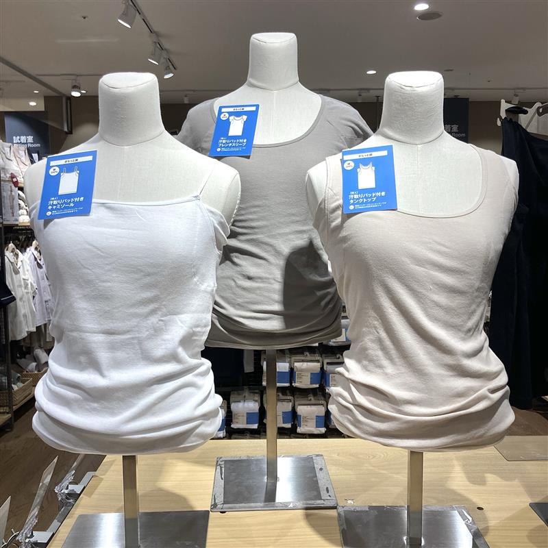 さらっと綿を着用しているトルソーの写真