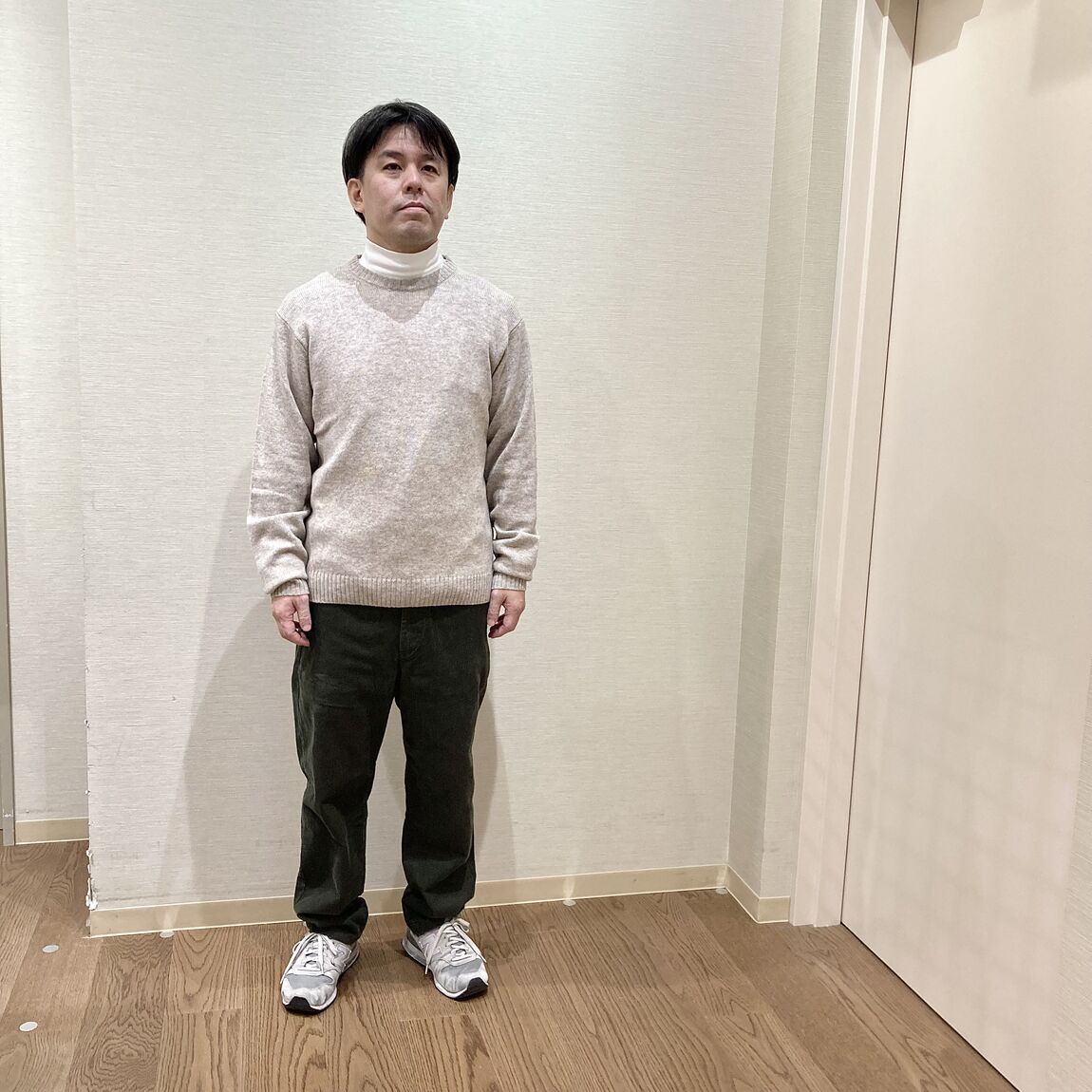 ベージュのセーターを着用した男性