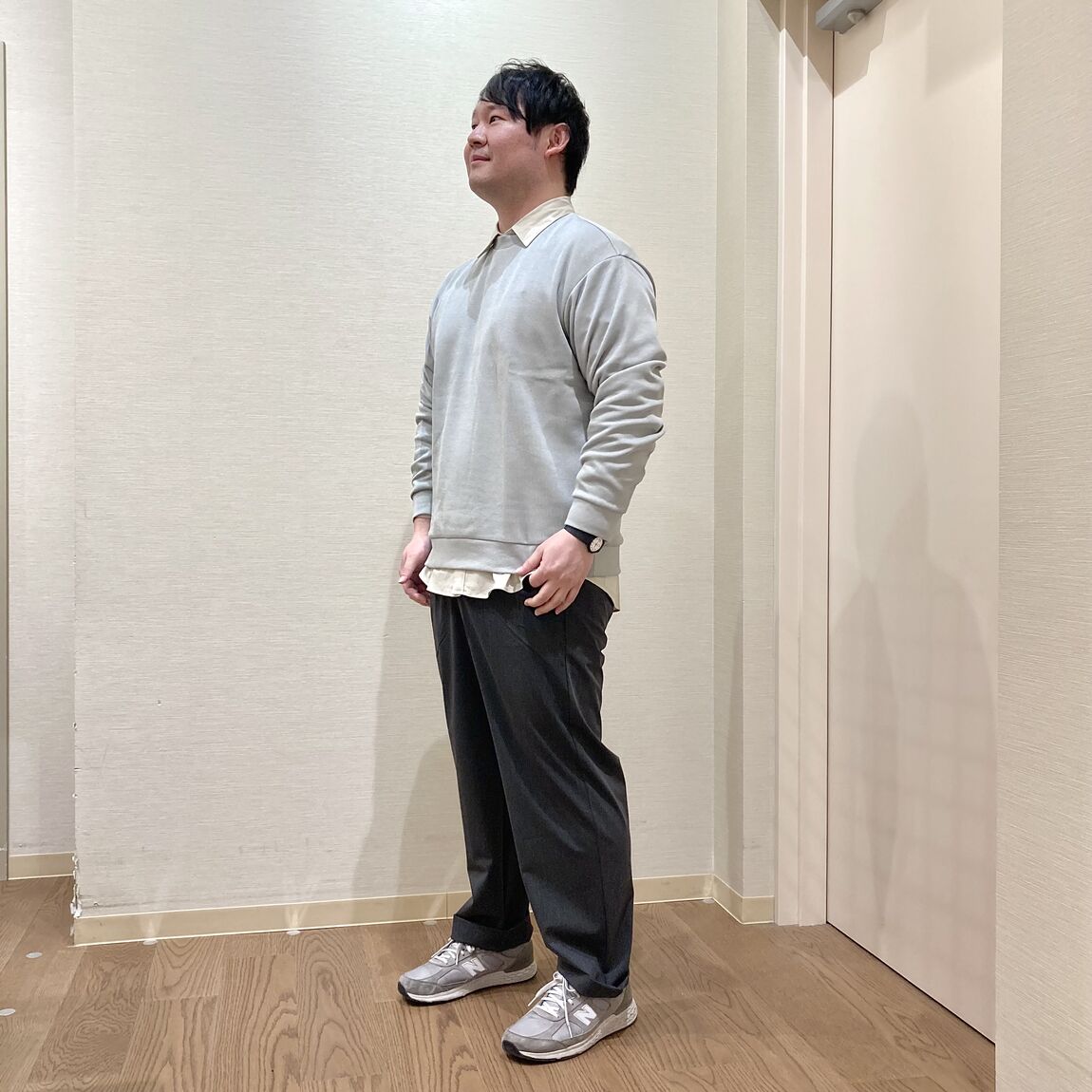 ペールグリーンの二重編みクルーネックプルオーバーを着用した男性