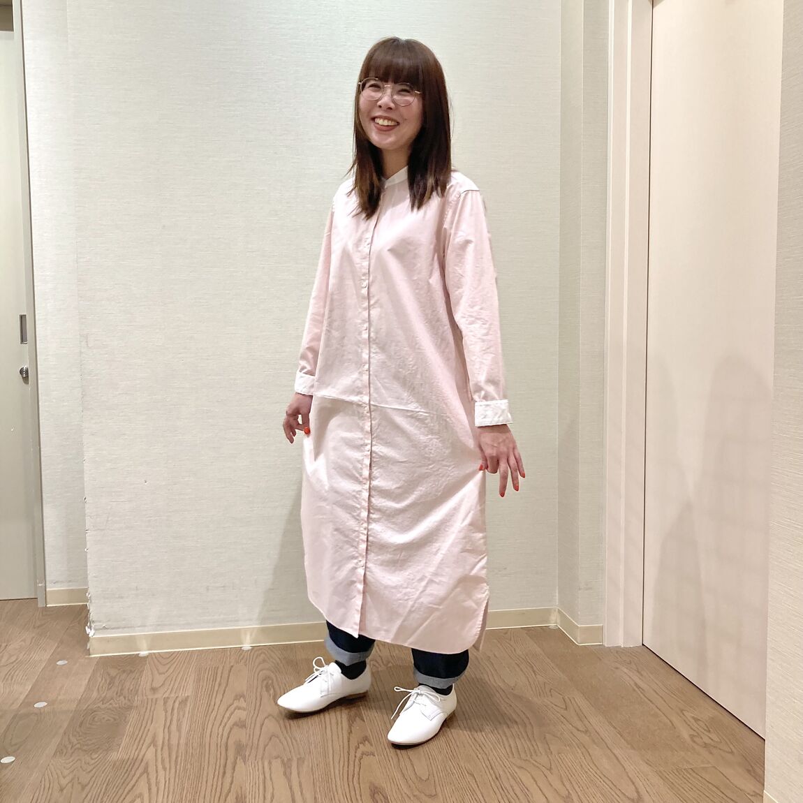 ピンクのワンピースを着用した女性
