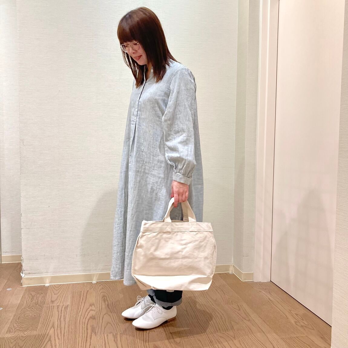 グリーンストライプのワンピースを着用した女性