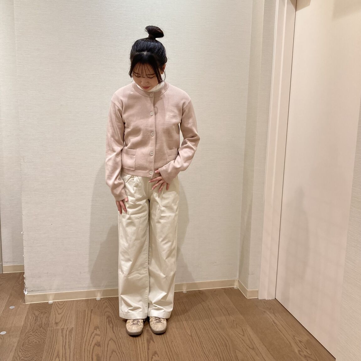 ピンクのカーディガンを着用した女性