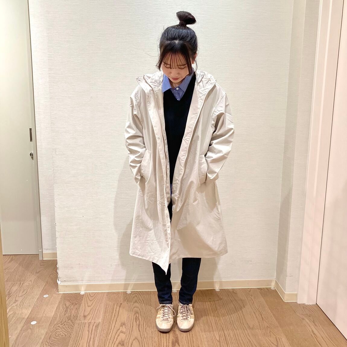白いコートを着用した女性