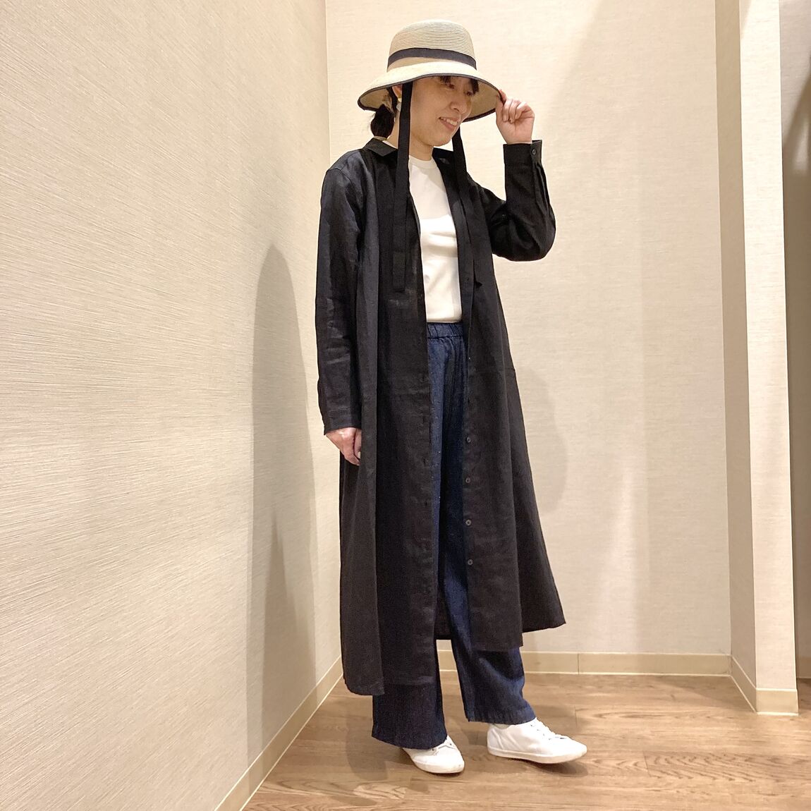 麦わら帽子と黒いワンピースを着用した女性