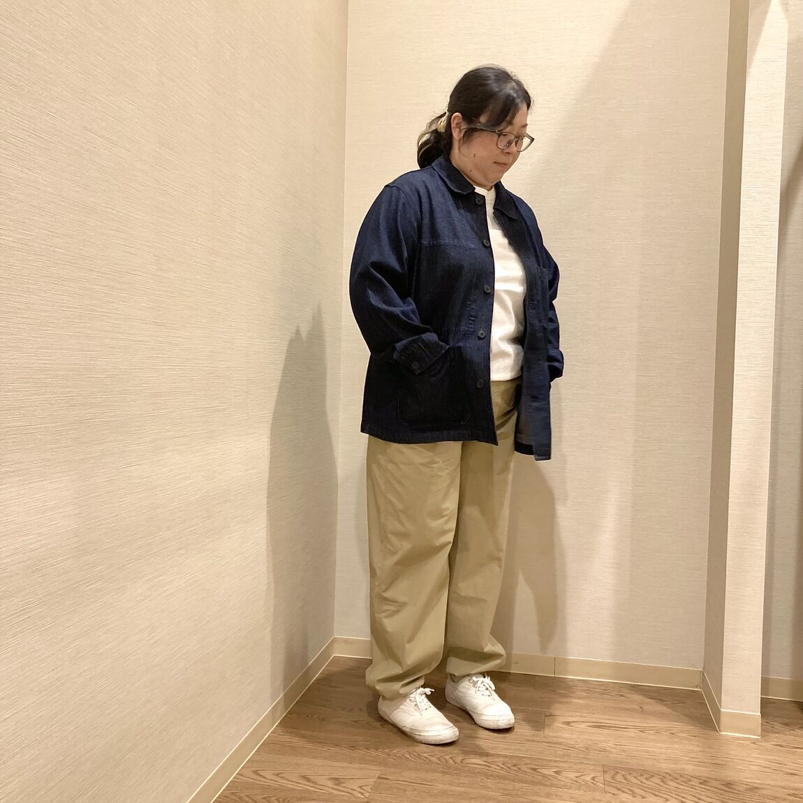 デニムジャケットを着用した女性
