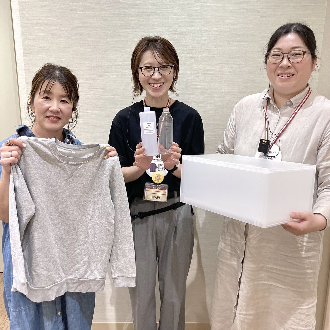 回収対象商品を持っている写真