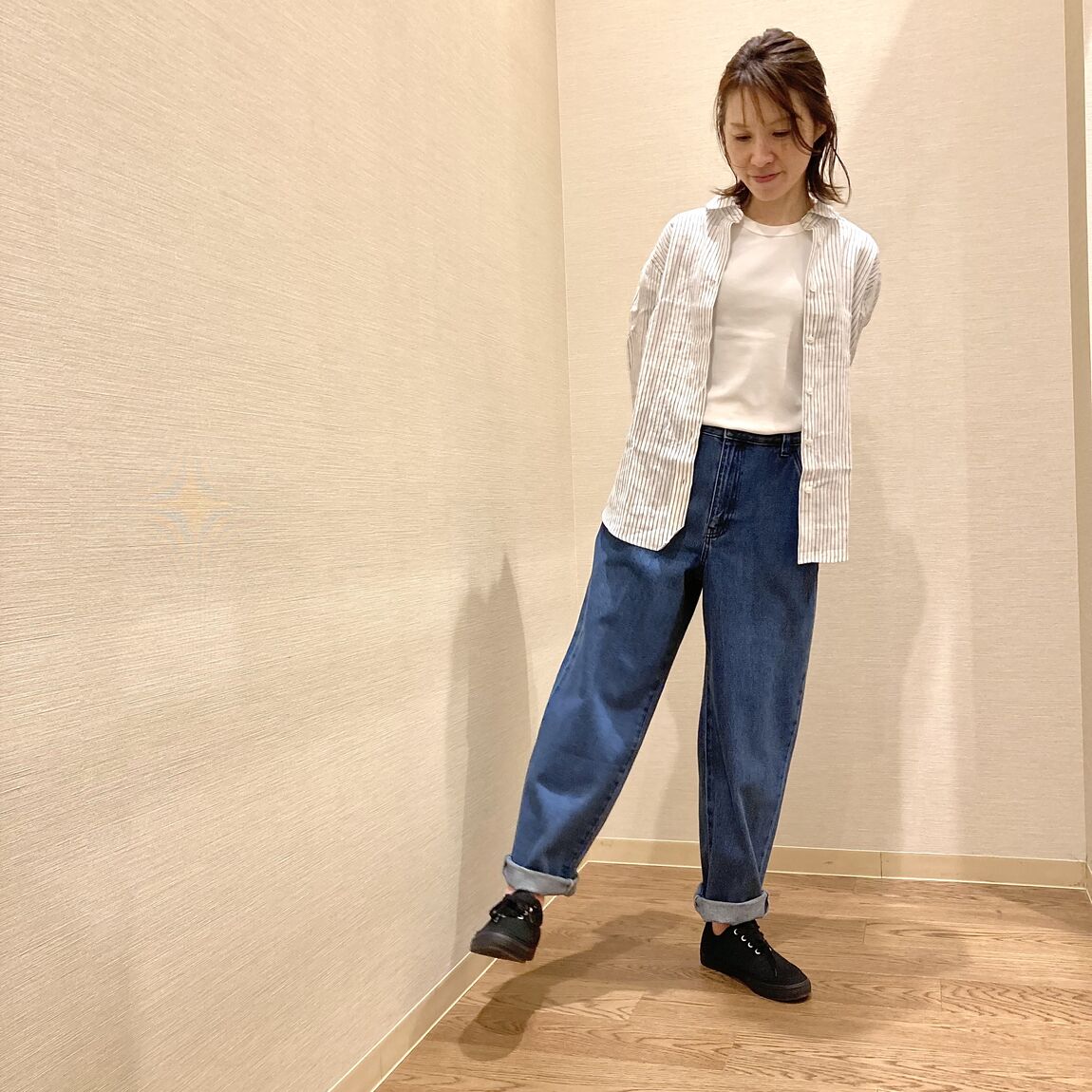 白いTシャツにデニムを着用した女性