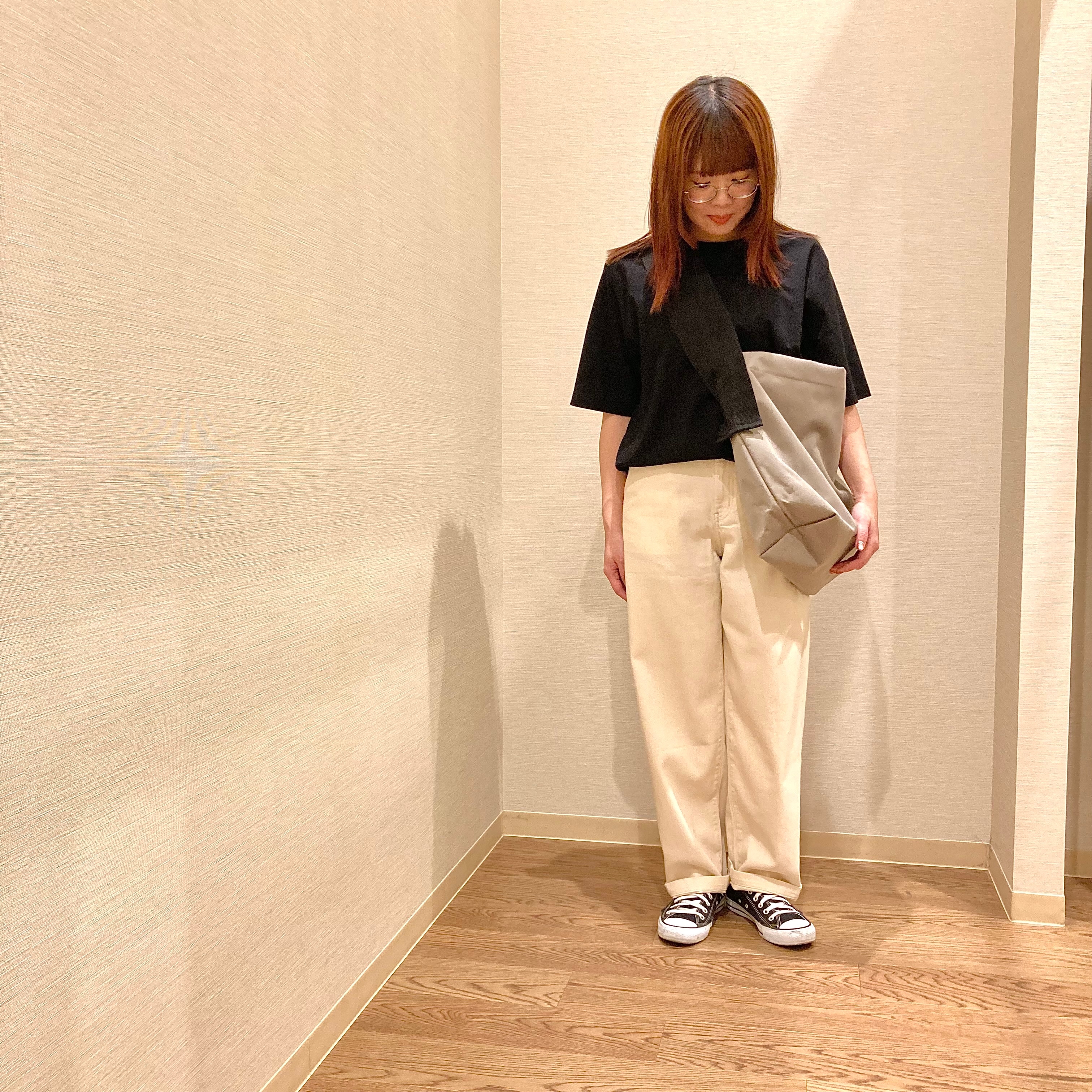 黒いTシャツと白いパンツを着用した女性