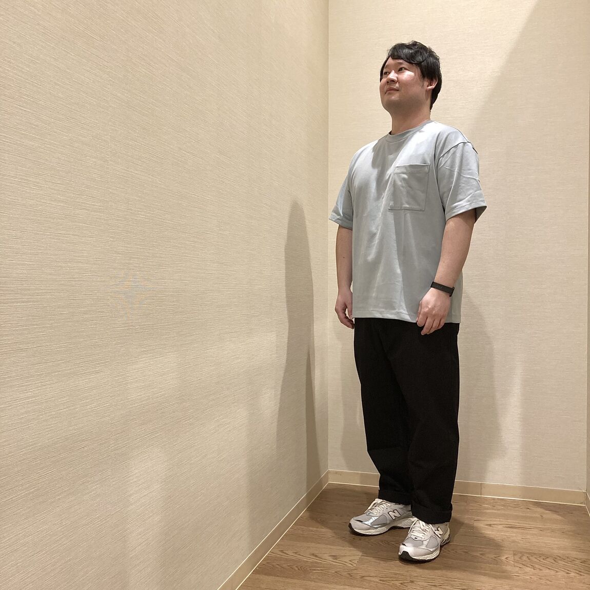 ライトブルーのTシャツを着用した男性