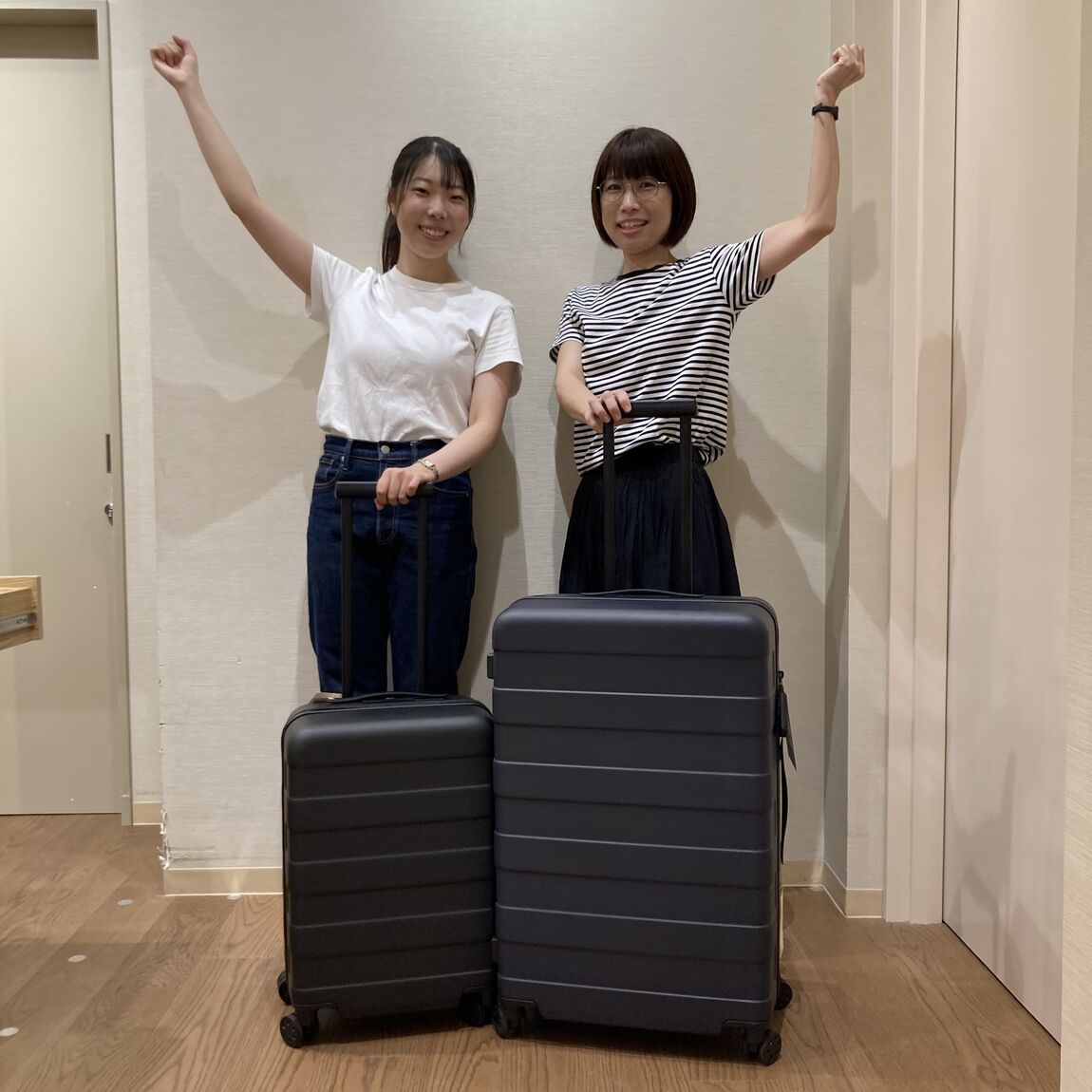 キャリーを持った女性2人