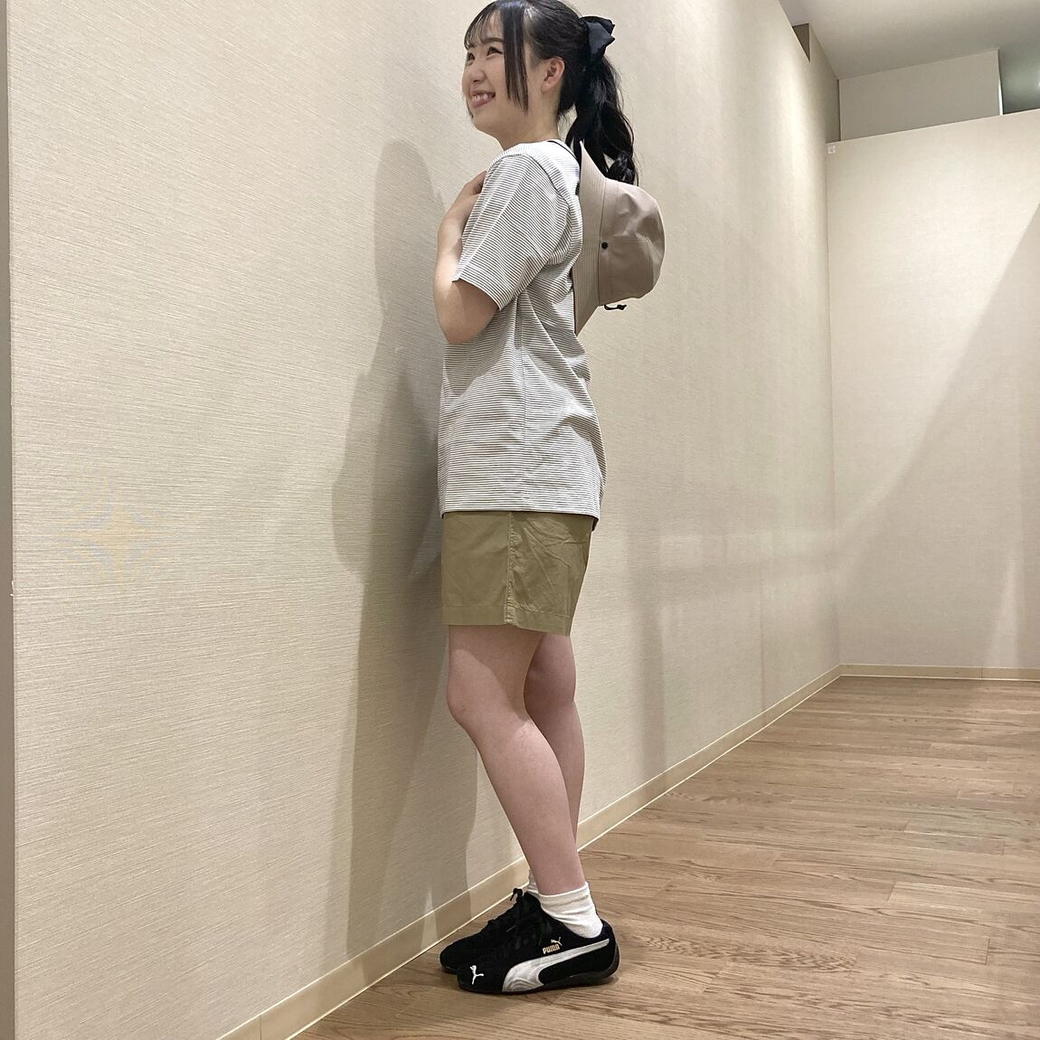 ショートパンツとTシャツとサファリハットを被った女性