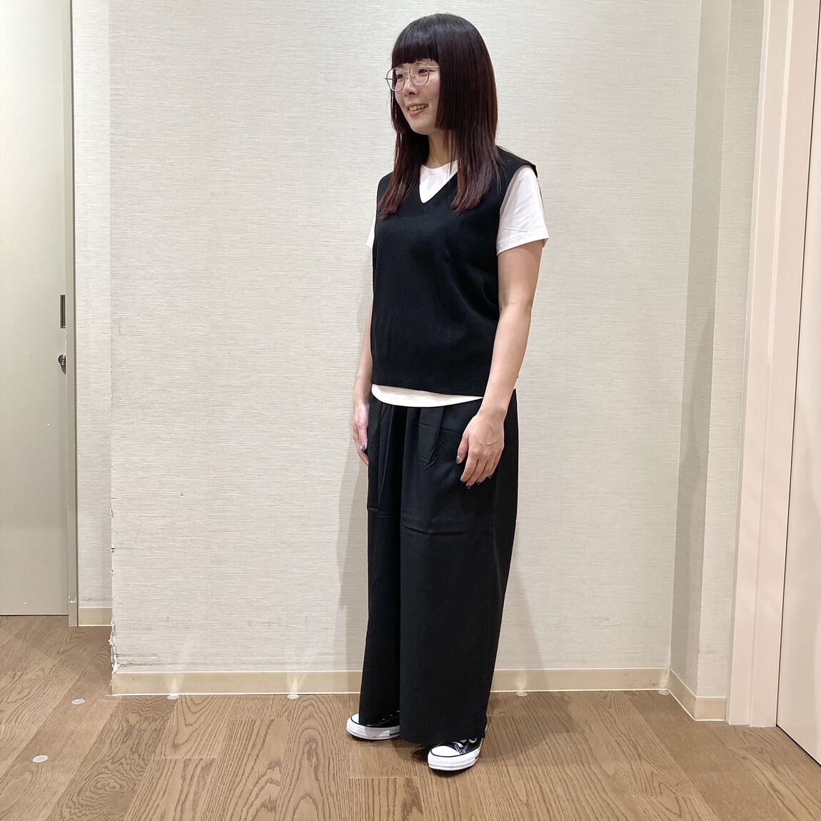 黒いベストを着用した女性