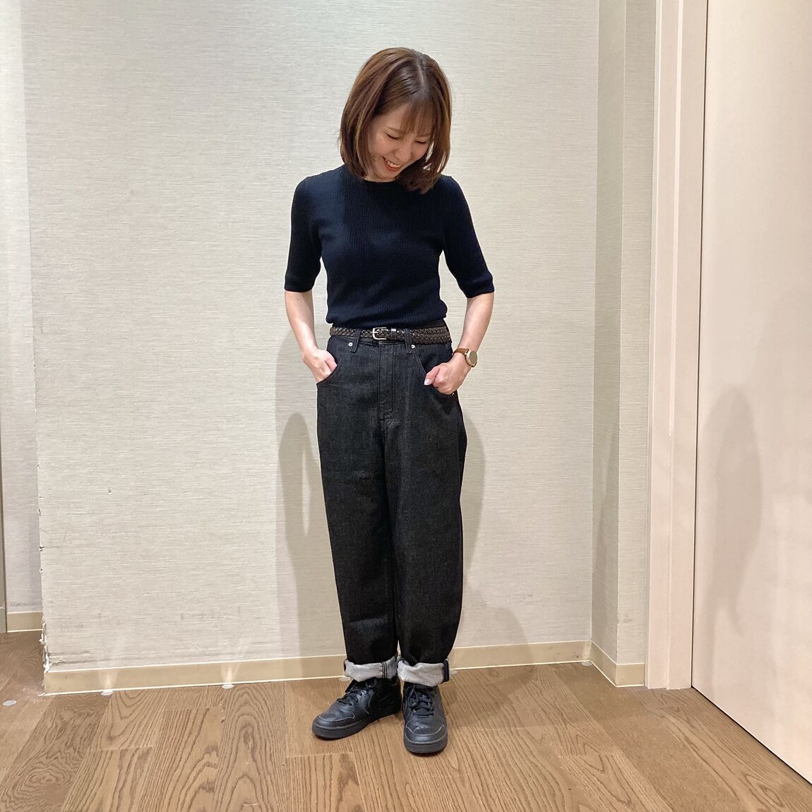 黒いニットと黒いデニムを着用した女性