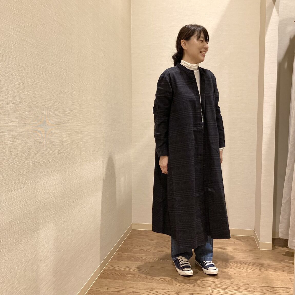 ネイビーのワンピースを着用した女性