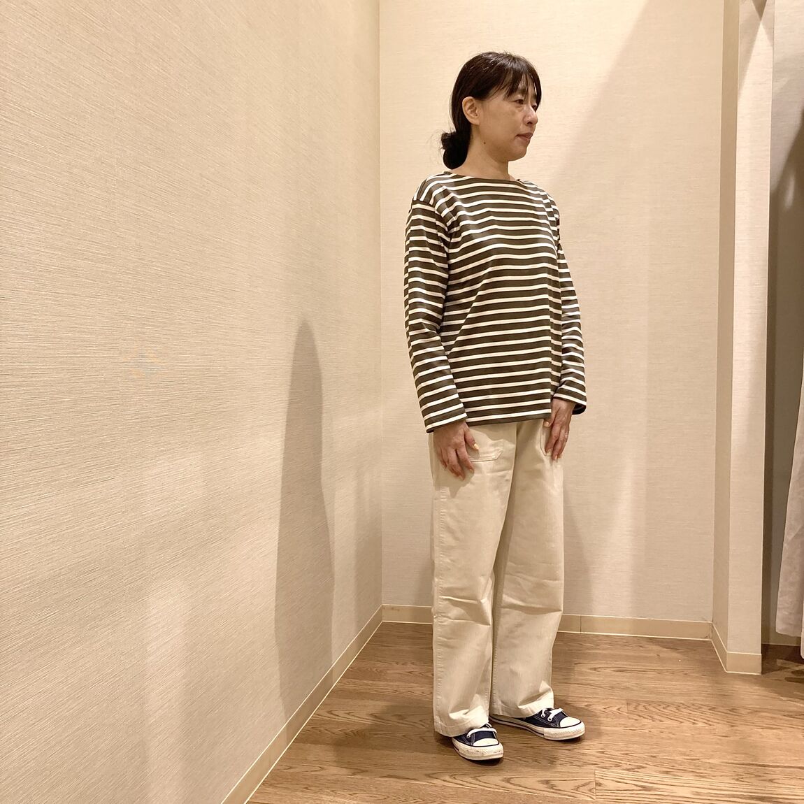 ボーダーのＴシャツを着用した女性