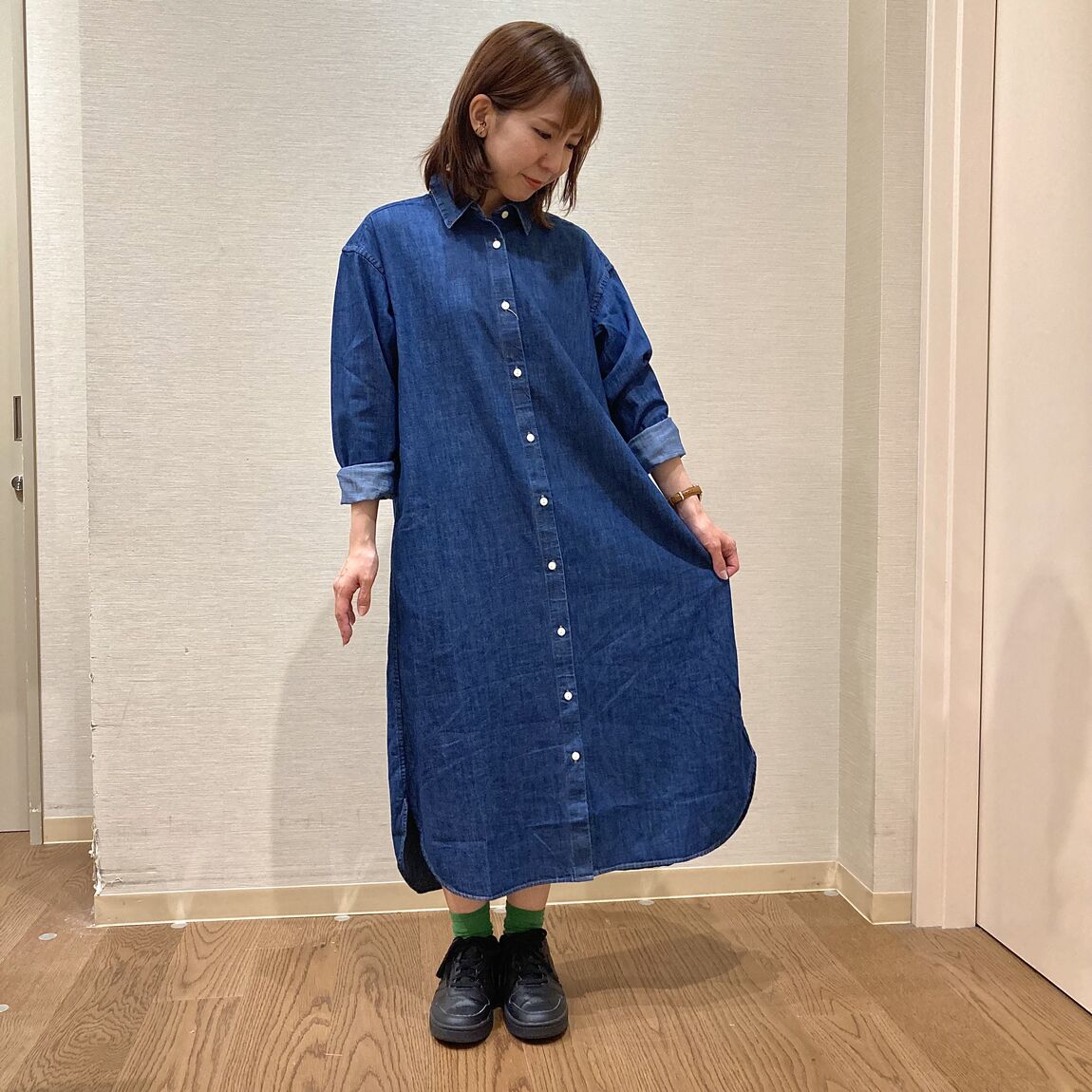 デニムワンピースを着用した女性