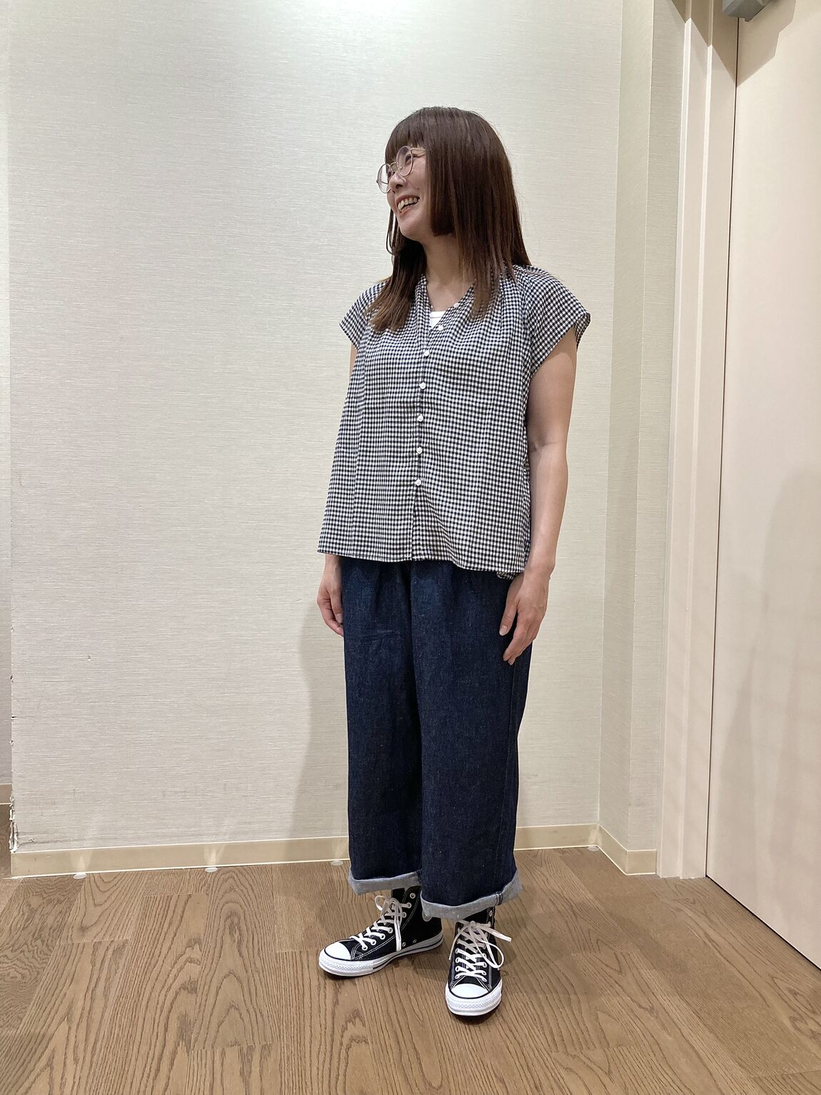 チェックのフレンチスリーブブラウスを着用した女性