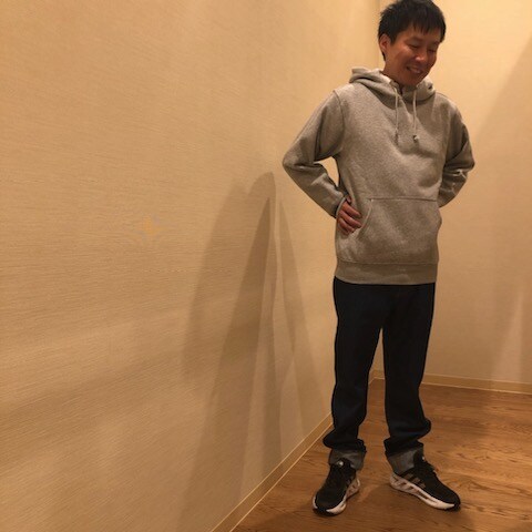 スウェットとデニムを着用した短髪の男性