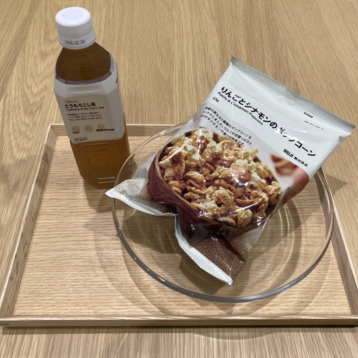 ポップコーンとお茶の写真