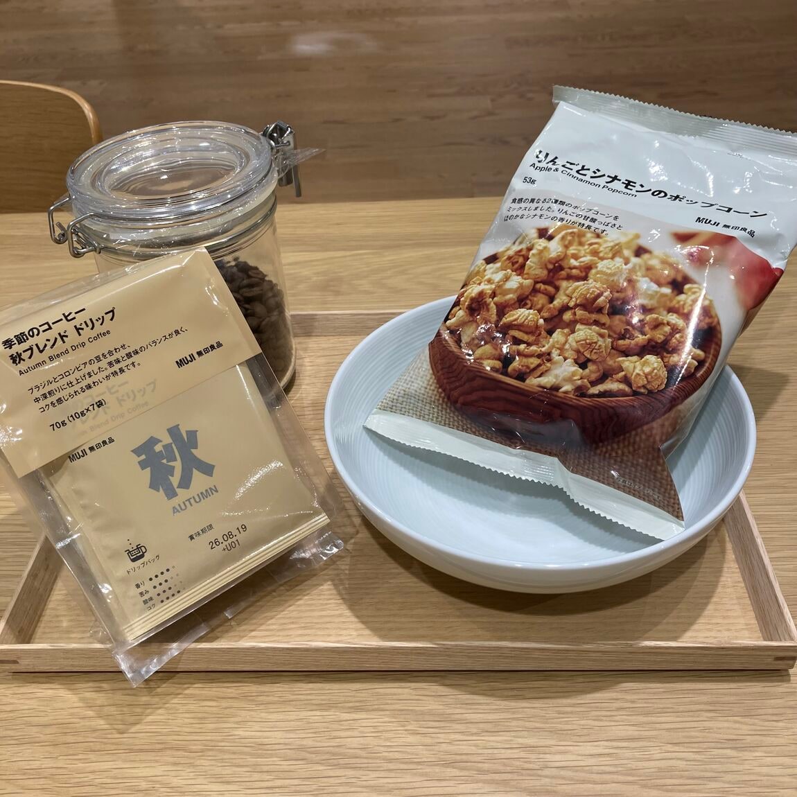 コーヒーとポップコーンの写真