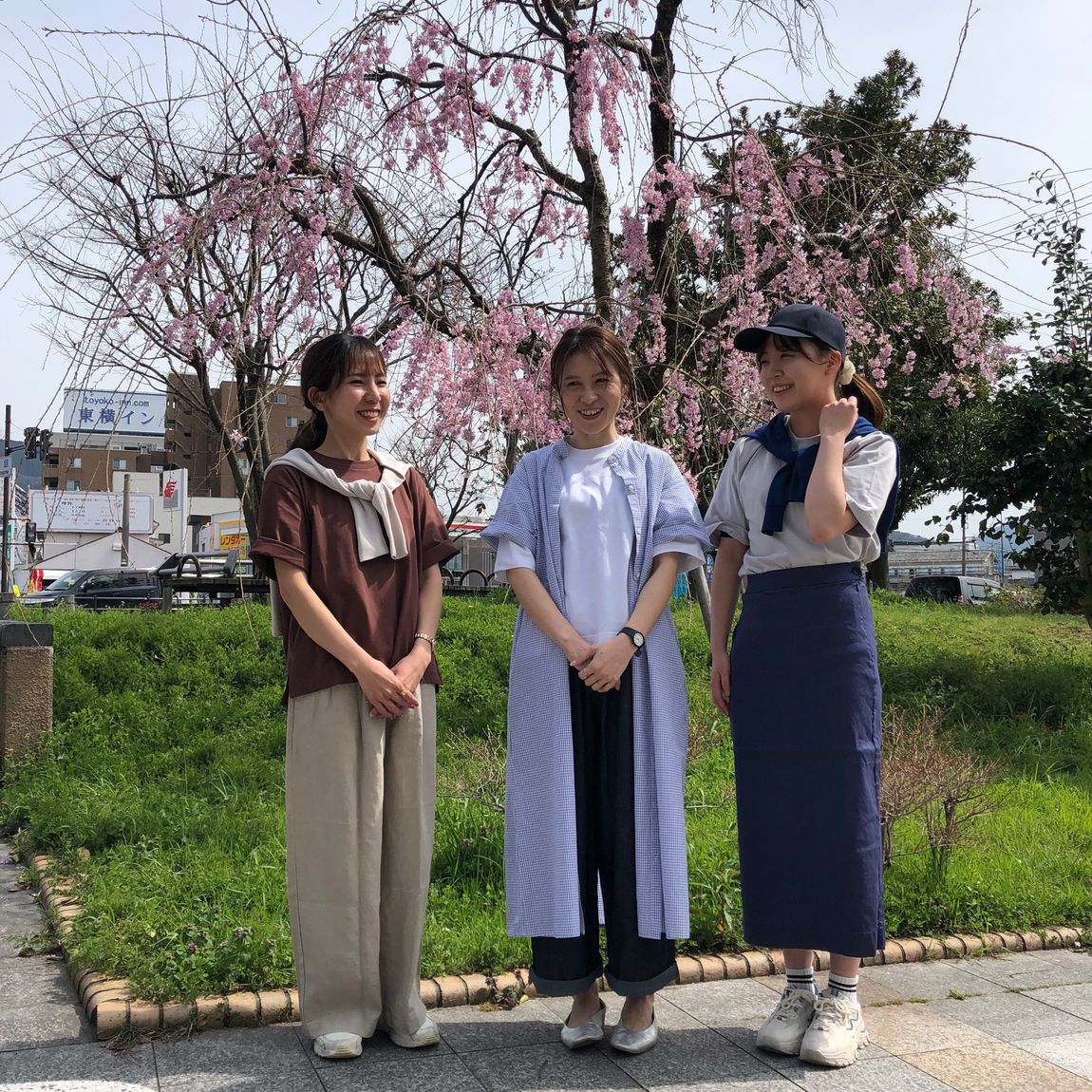 涼感Tシャツを着た女性3人