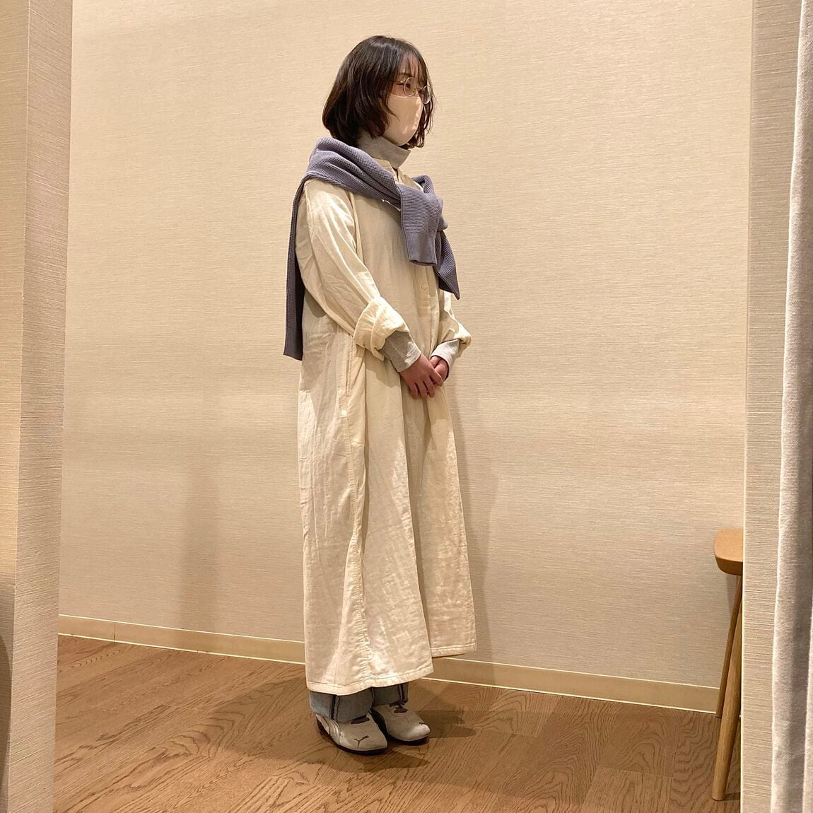 アイボリーのワンピースを着用した女性