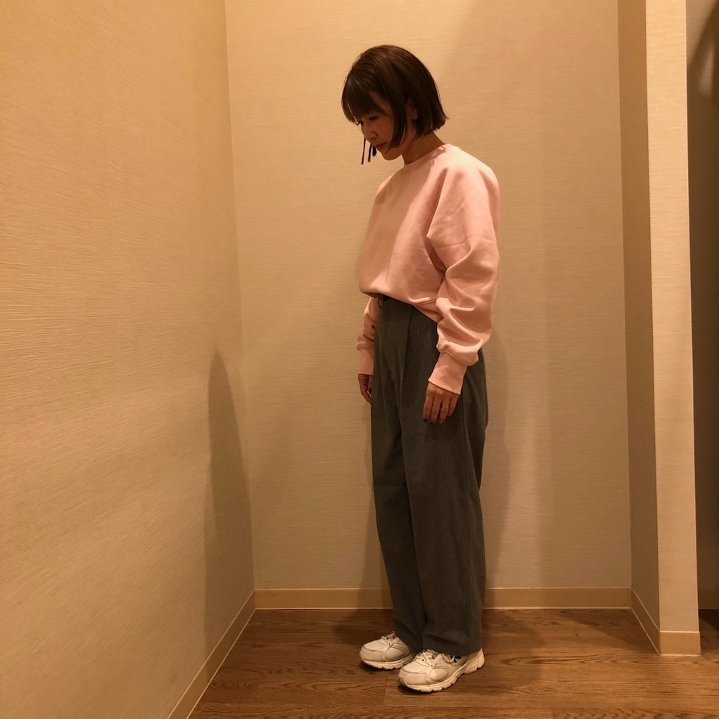 ピンクのスウェットとグレーのパンツ着用した女性