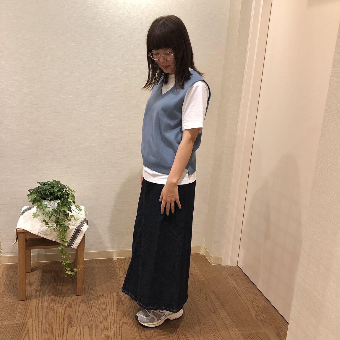 ベストとロングスカートを着用した女性