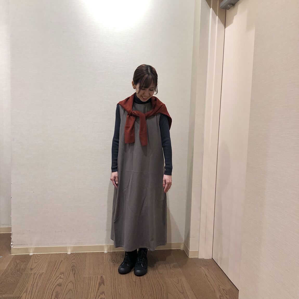 ジャンバースカートを着用した女性