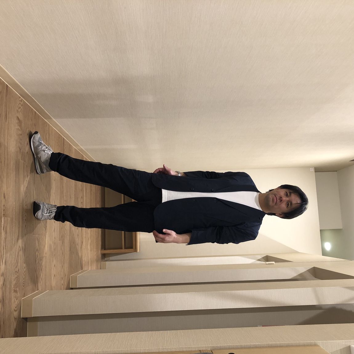 ジャケットとパンツを着用した男性
