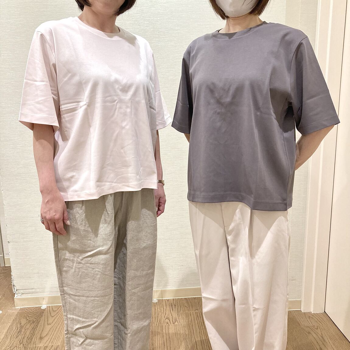Tシャツを着用した女性