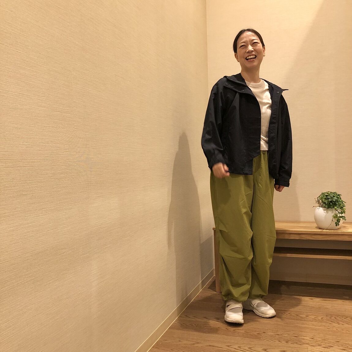 緑のパンツを着た女性