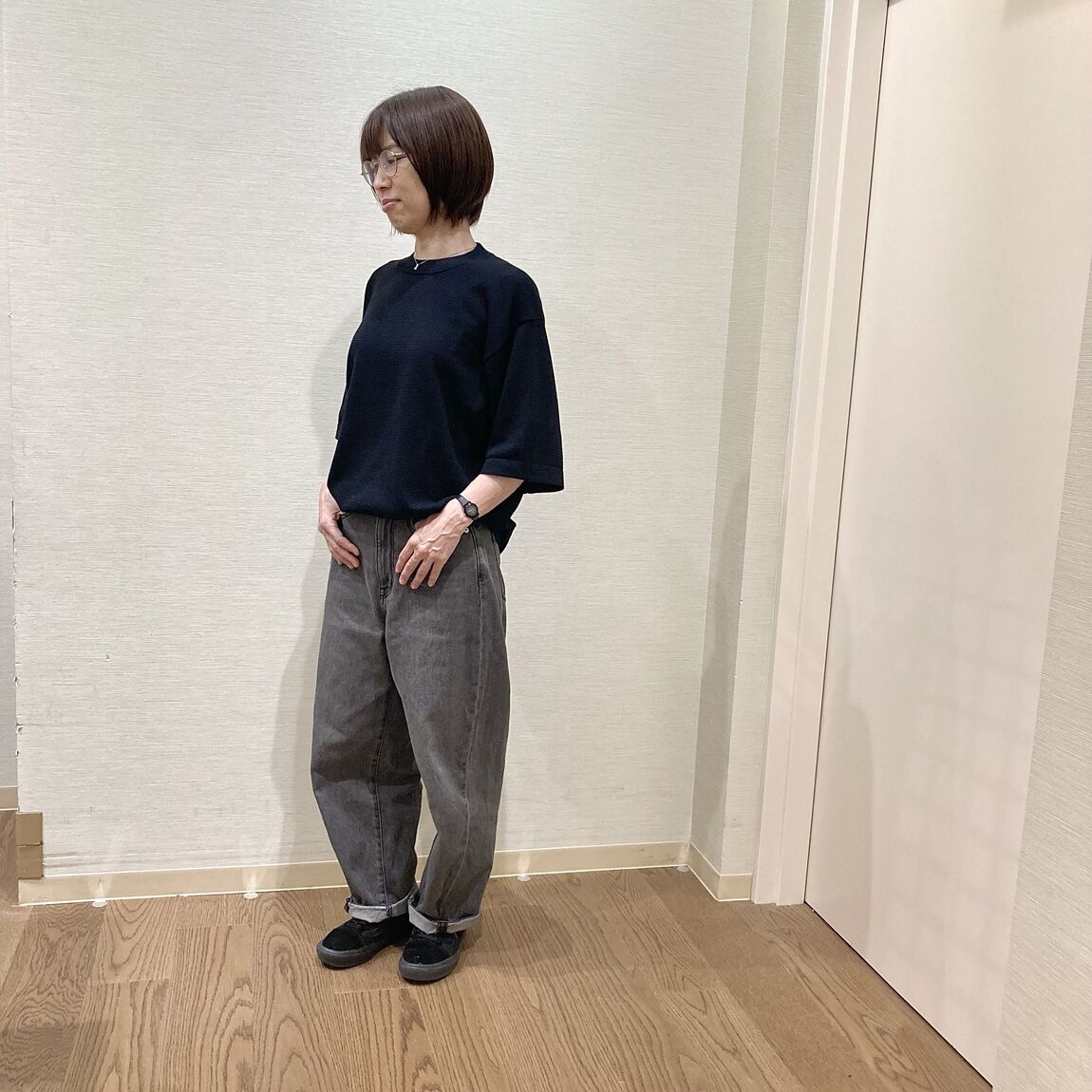 ダークグレーのパンツを着用した女性