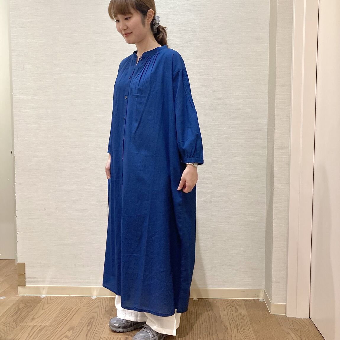 ネイビーのワンピースを着用した女性