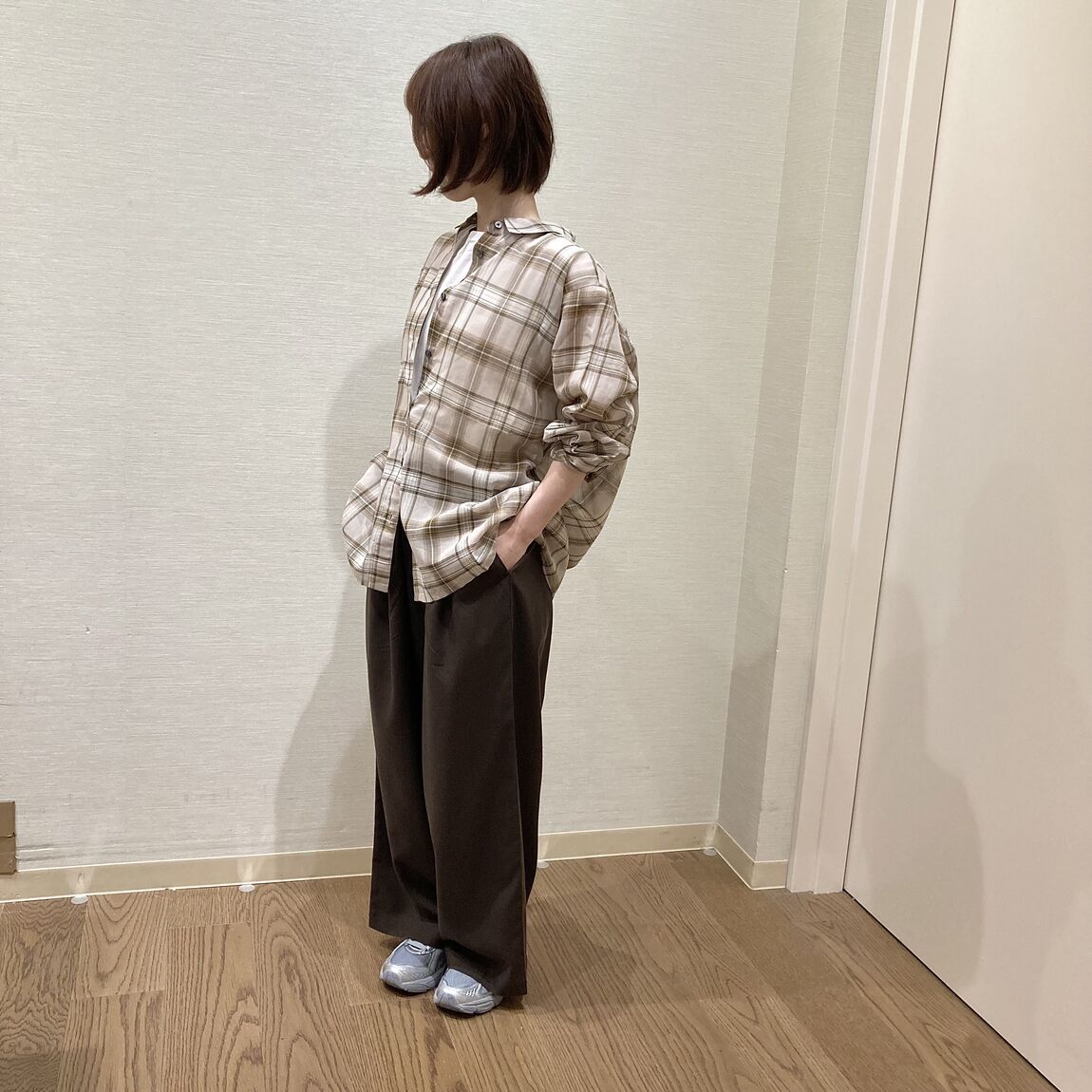 チェックのシャツを着用した女性