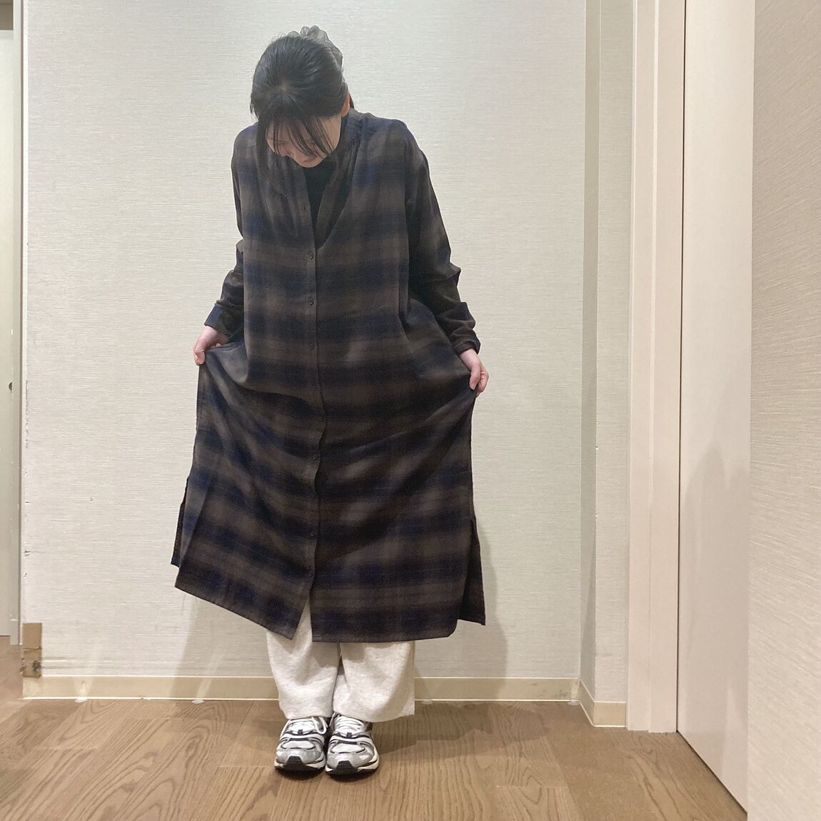フランネルワンピースを着用した女性