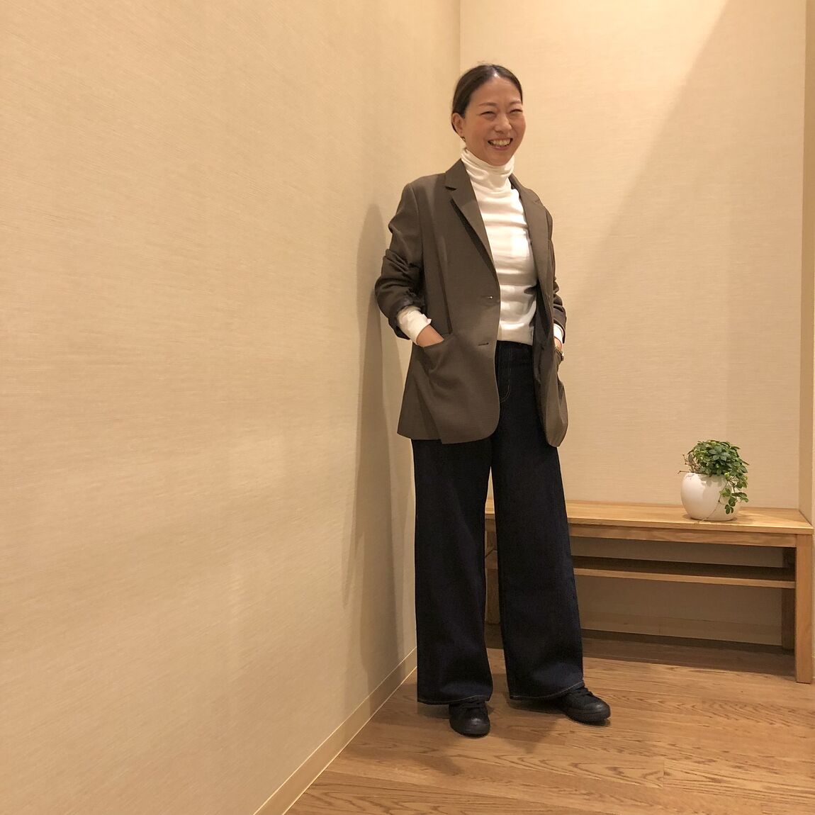 ジャケットとパンツを着た女性