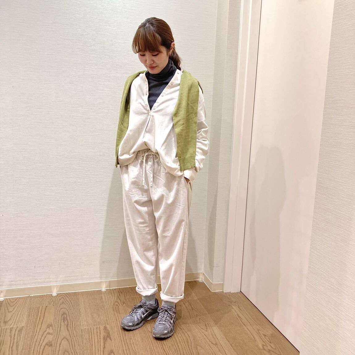 オフ白のフランネルシャツを着用した女性