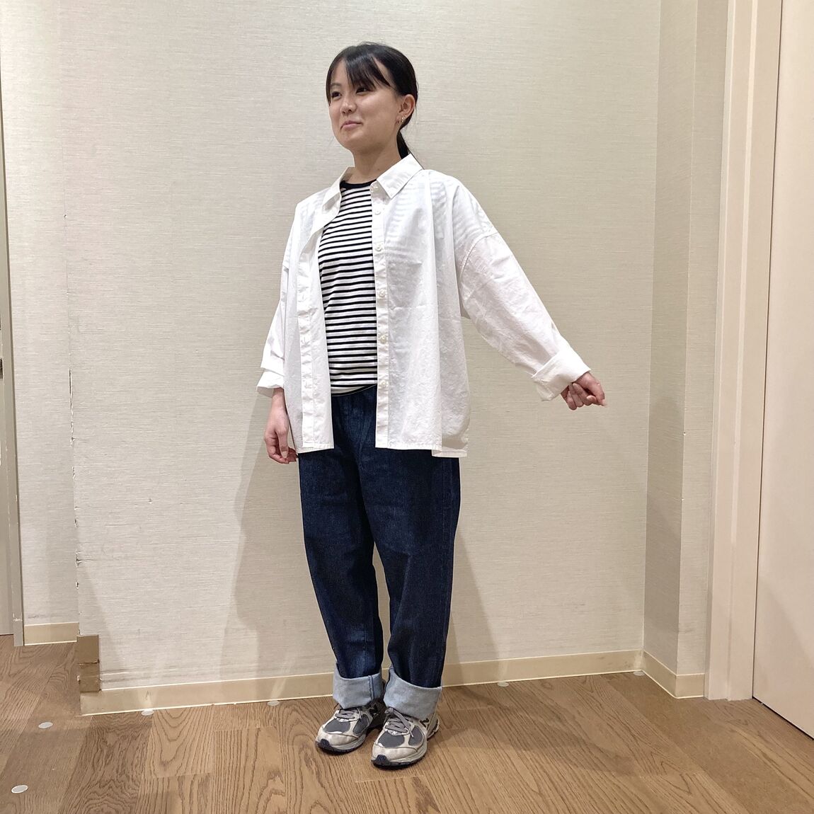 白いシャツを着用した女性