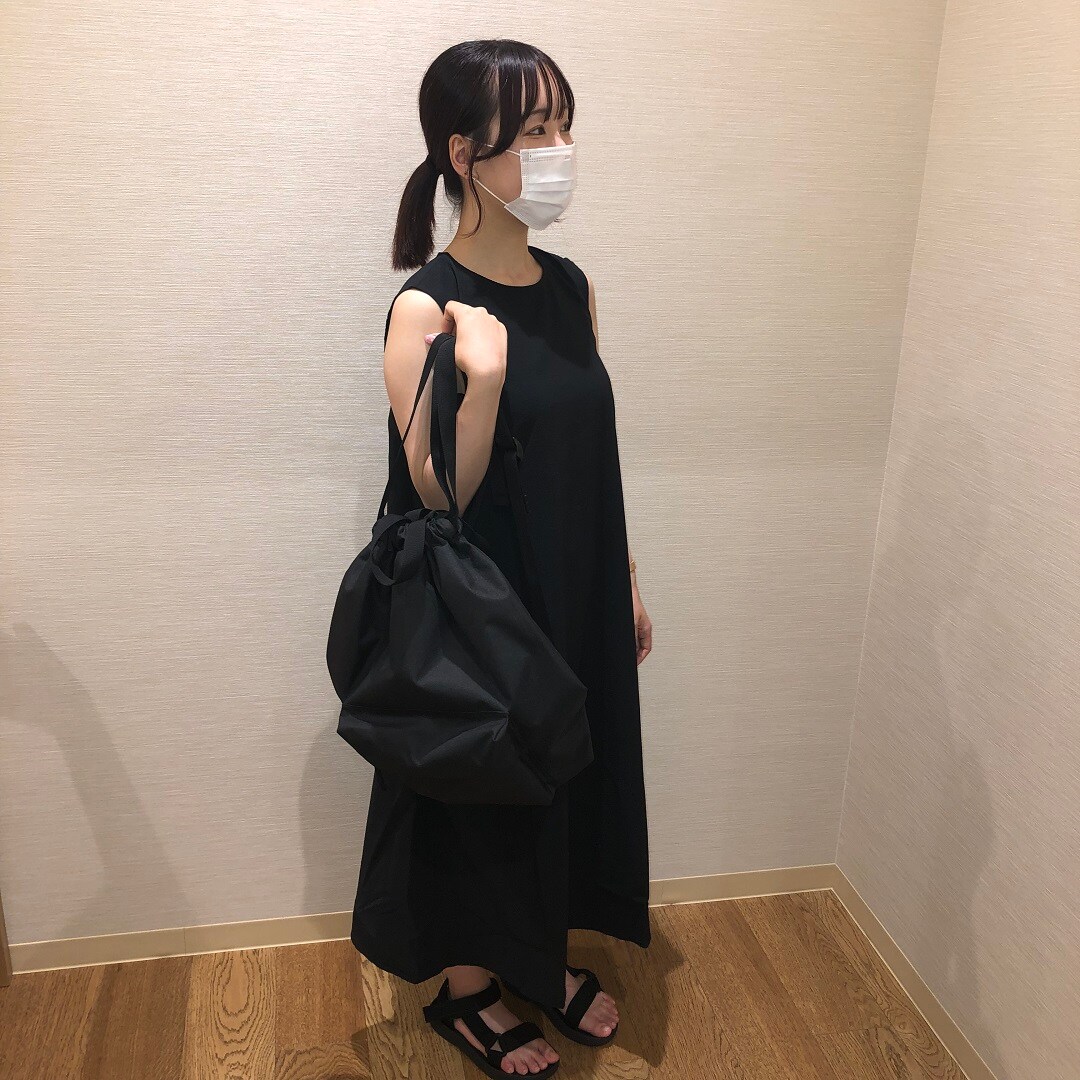 スリーブレスワンピースを取り入れたコーディネートの写真